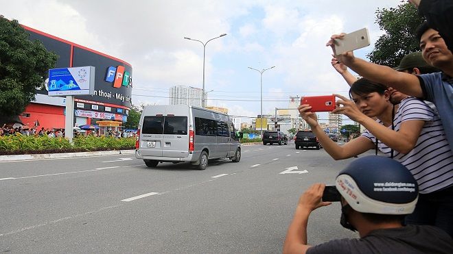 Hàng nghìn người Đà Nẵng đứng ngồi ở vỉa hè chờ đoàn xe của Tổng thống Mỹ Donald Trump