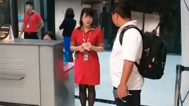 Hành khách bị nhân viên VietJet xé vé vì vào cửa muộn: 'Mong mọi người giơ cao đánh khẽ'