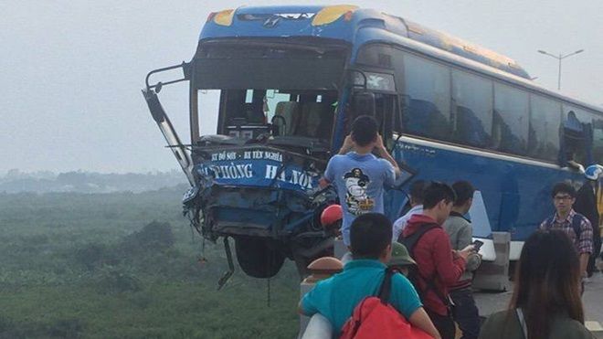 Ô tô khách 45 chỗ suýt lao xuống sông Hồng, hàng chục người thoát nạn