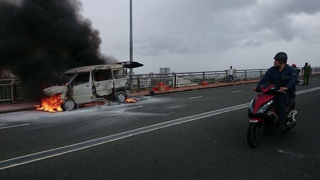 Ôtô bốc cháy ngùn ngụt giữa cầu, tài xế đạp cửa thoát thân