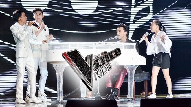 Lần đầu tiên ở The Voice Kids, có một Soobin Hoàng Sơn đánh piano, hát live phiêu như thế này cùng học trò