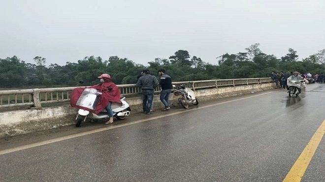 Bỏ lại đôi dép, một thầy giáo nghi nhảy cầu tự tử