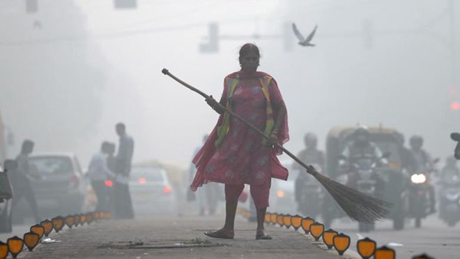 Khói mù ô nhiễm bao trùm Ấn Độ không khác gì 'phòng khí độc', nhiều trường học phải đóng cửa