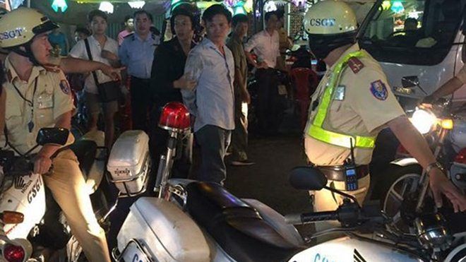 Tài xế ô tô say xỉn tông vào xe đặc chủng CSGT rồi bỏ chạy