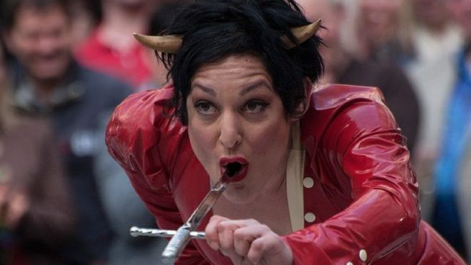 Nam diễn viên xiếc thủng thực quản vì màn diễn nuốt kiếm