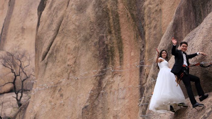 Cặp đôi Trung Quốc chụp ảnh cưới trên vách núi cheo leo cùng 'thầy trò Đường Tăng'