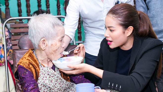 Phạm Hương gây xúc động với khoảnh khắc bón cơm cho cụ bà neo đơn