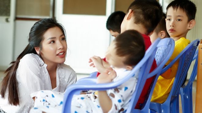 Trước giờ 'chinh chiến' ở Hoa hậu Siêu quốc gia, Khánh Phương vẫn tất bật với công tác thiện nguyện
