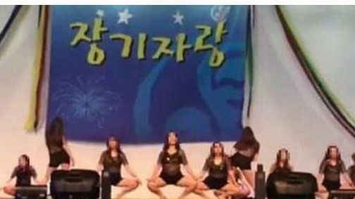 Bệnh viện Hàn Quốc ép nữ y tá nhảy sexy tập thể