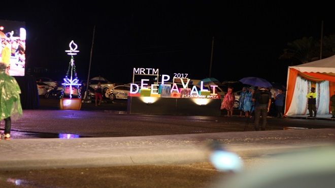 Tháng 11, đến Malaysia dự lễ hội Deepavali