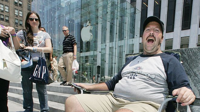 Đây là người đầu tiên trên thế giới mua iPhone, câu chuyện đằng sau sẽ khiến bạn chẳng thể nhịn cười