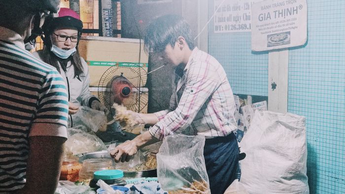 Xuýt xoa món bánh tráng trộn cực ngon do anh chàng nhìn như nghệ sĩ bán dưới chân cầu Thanh Đa