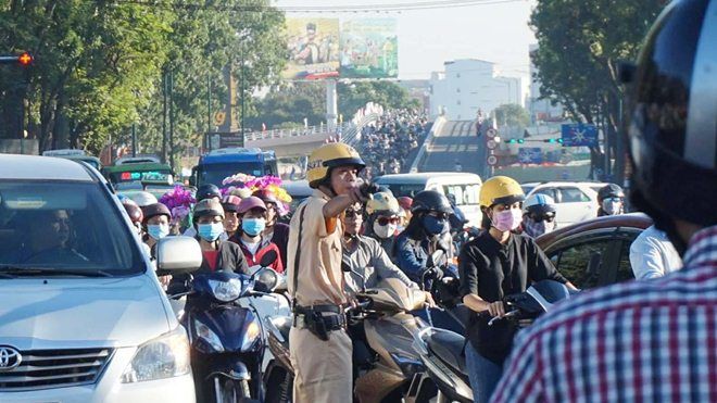 Nhánh cầu ‘giải cứu’ Tân Sơn Nhất kẹt nghiêm trọng ngày thông xe