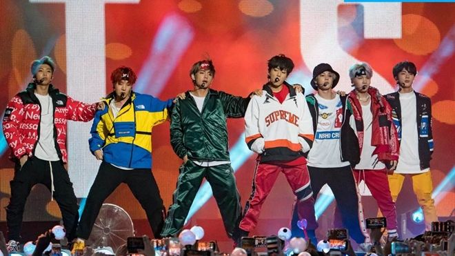 Fan trèo tường, trốn học để tham dự concert của BTS tại Los Angeles