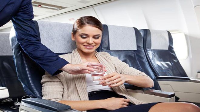 Tại sao không nên làm 11 điều này trên máy bay?