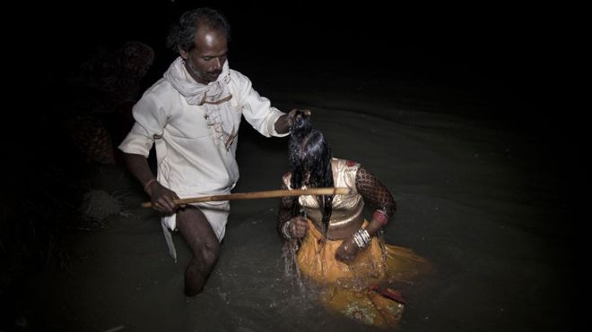 Kỳ lạ: Hàng trăm phụ nữ trả tiền để chịu đánh đập, nhúng đầu xuống nước