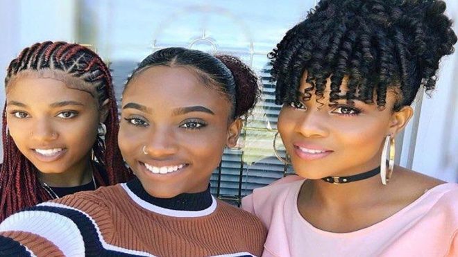 Quá trẻ đẹp, bà mẹ U50 gặp ai cũng bị nhầm là chị của hai con gái