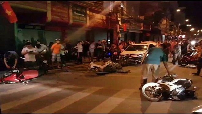 Hải Phòng: Ôtô “điên” đâm hàng loạt xe máy khi dừng đèn đỏ