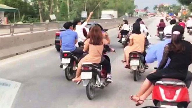 Phạt nguội 6 triệu đồng đối với nhóm thanh niên không đội mũ bảo hiểm khi đi rước dâu