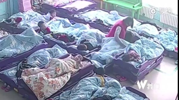 Giáo viên mầm non dùng chăn bịt đầu trẻ nhỏ khiến dư luận phẫn nộ