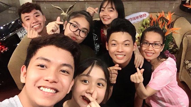 Thầy trò Cẩm Ly vui vẻ tụ họp bên nhau nhân dịp 20/11