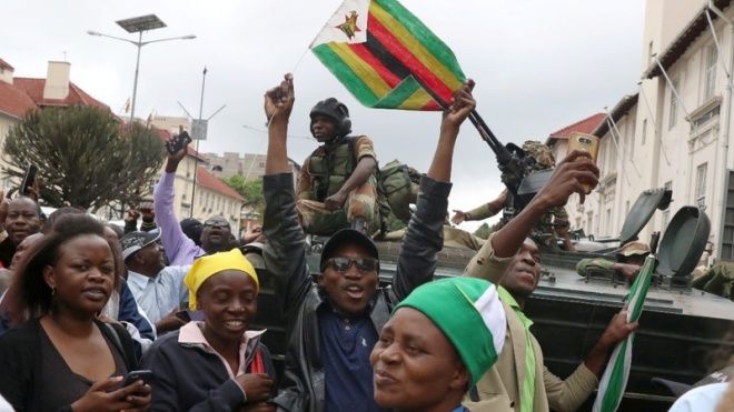 Tổng thống mất chức, dân Zimbabwe reo hò, nhảy múa ăn mừng như đi hội