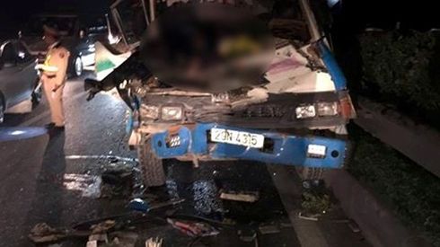 Đâm vào đuôi xe tải chạy cùng chiều trên cao tốc Pháp Vân, 2 người tử vong