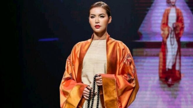 Rũ bỏ hình ảnh nóng bỏng, Minh Tú hiếm hoi trình diễn áo dài cổ điển