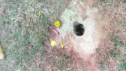 Vật lạ phát nổ giữa sân vận động, 4 học sinh bị thương