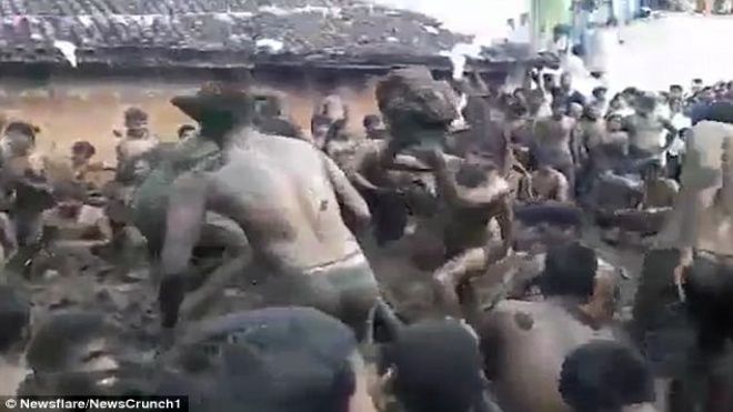 Trai làng đua nhau ném cả đống phân bò vào người vì lý do 'khó đỡ'