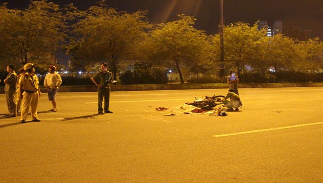 Ngã xuống làn ô tô, đôi nam nữ bị xe container cán thương vong