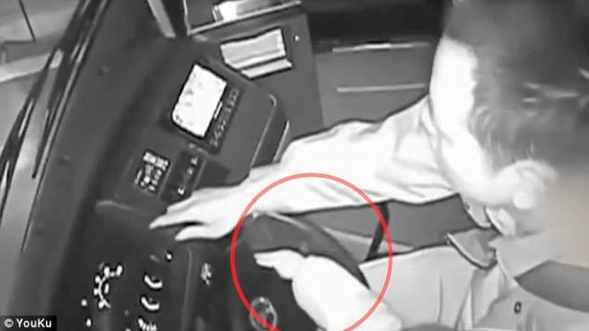 Tài xế 'vạn năng' một tay ôm cháu dạy lái, một tay lái xe