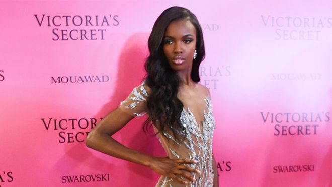 Siêu mẫu Leomie Anderson mặc đầm của NTK Lê Thanh Hoà trên thảm hồng VSFS