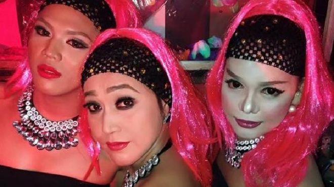 Thế giới bí mật của vũ công chuyển giới: Ăn mặc loè loẹt, sexy hơn cả phụ nữ