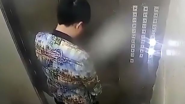 Hồn nhiên tè bậy trong thang máy, nam thanh niên phải trả giá ngay tức khắc