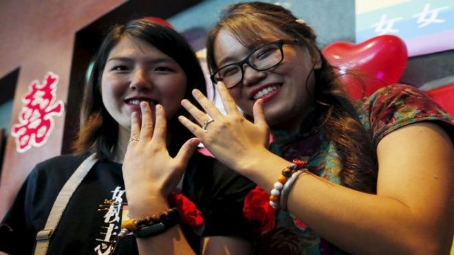 Che giấu giới tính thật, đây là cách người đồng tính tạo 'vỏ bọc' nếu muốn kết hôn