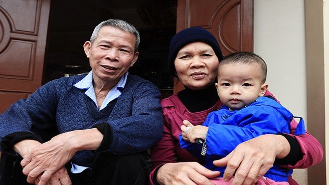 Chuyện chồng làm 'bà đỡ' cho vợ ở gia đình 14 con giữa Thủ đô