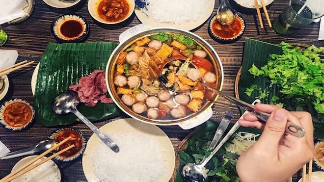 Tối mát trời xì xụp bên nồi lẩu ốc thì còn gì bằng