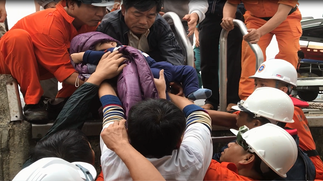 Vượt sóng lớn cứu bé trai 8 tháng tuổi nguy kịch trên đảo Cù Lao Chàm
