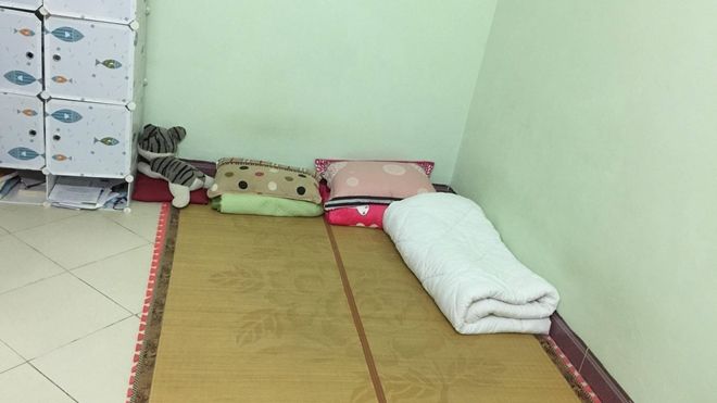 Vợ chồng trẻ nằm sàn xi măng, ôm 200 triệu canh Black Friday