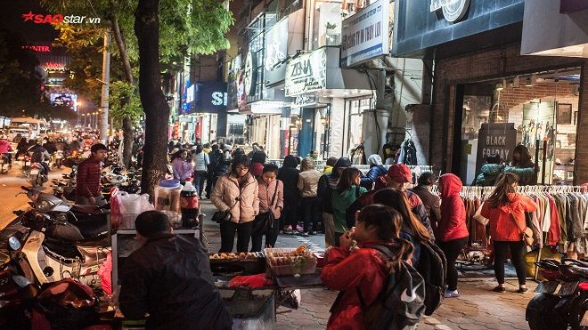 Bất chấp thời tiết rét mướt, người Hà Nội vẫn đổ xô ra đường săn hàng khuyến mại khủng