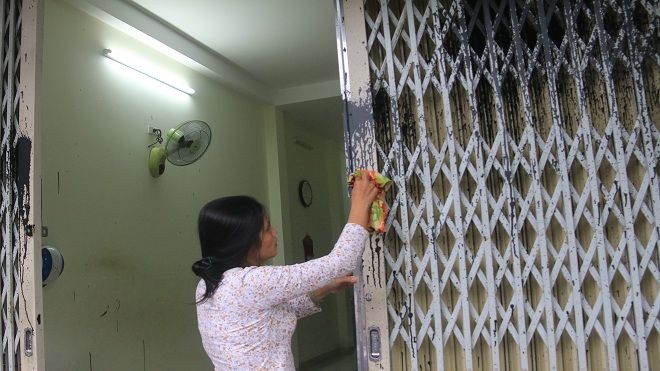 3 hộ dân ở Đà Nẵng bất an vì liên tục bị kẻ xấu 'khủng bố' bằng dầu nhớt và sơn bẩn