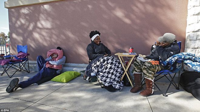 Trước giờ vàng Black Friday, dân Mỹ mang theo chăn gối ngủ qua đêm, xếp hàng dài chờ đợi