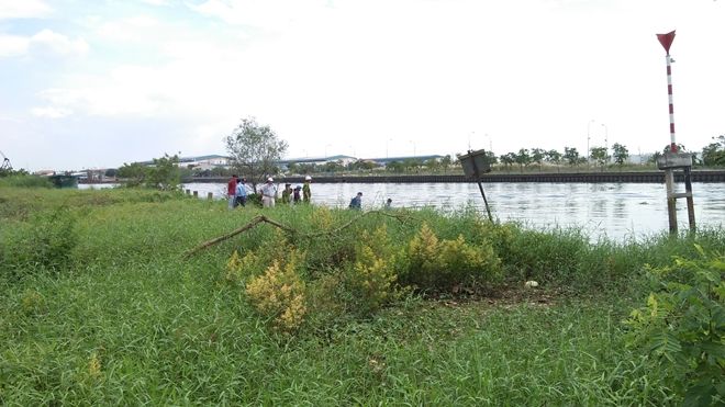 Thi thể nam thanh niên không mặc quần trôi trên sông ở Sài Gòn