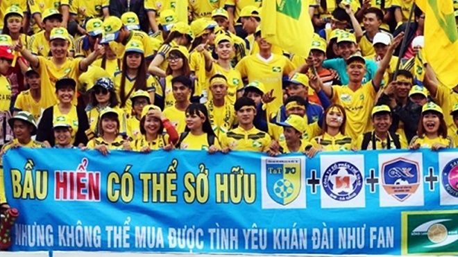 V.League 2017 hạ màn: Nửa cái bánh mì và cú 'áp phe' mang tên 'Tương lai bóng đá Việt'