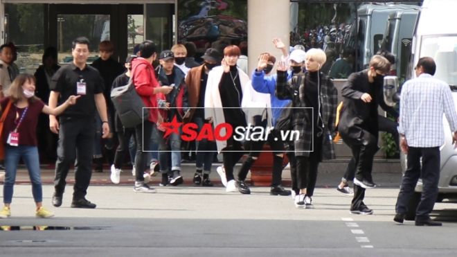 Độc quyền: Cận cảnh dàn trai đẹp Seventeen đổ bộ sân bay Tân Sơn Nhất