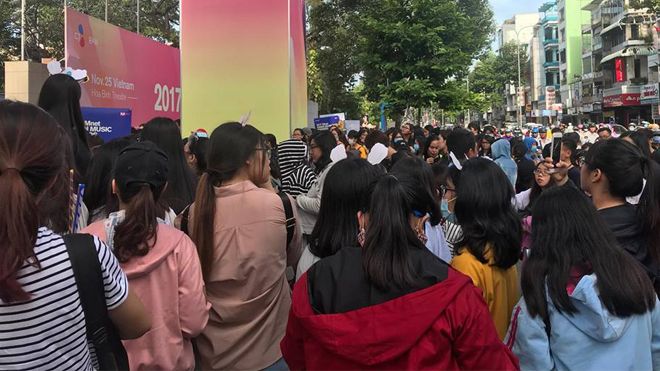Mặc nắng gắt, fan Việt vẫn đứng tràn ra đường để được nhìn thấy thần tượng Wanna One - Seventeen - Samuel