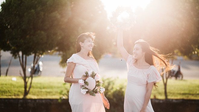 Bộ ảnh bầu xinh lung linh của 2 chị em ở miền Tây