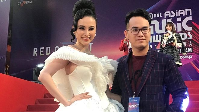 Angela Phương Trinh chơi trội, diện váy phát sáng đến trao giải tại MAMA 2017