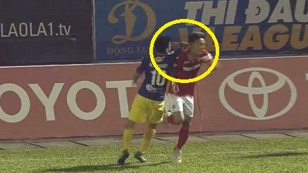 Sao Hà Nội FC đánh cùi chỏ đối thủ trong ngày vuột chức vô địch vào tay Quảng Nam